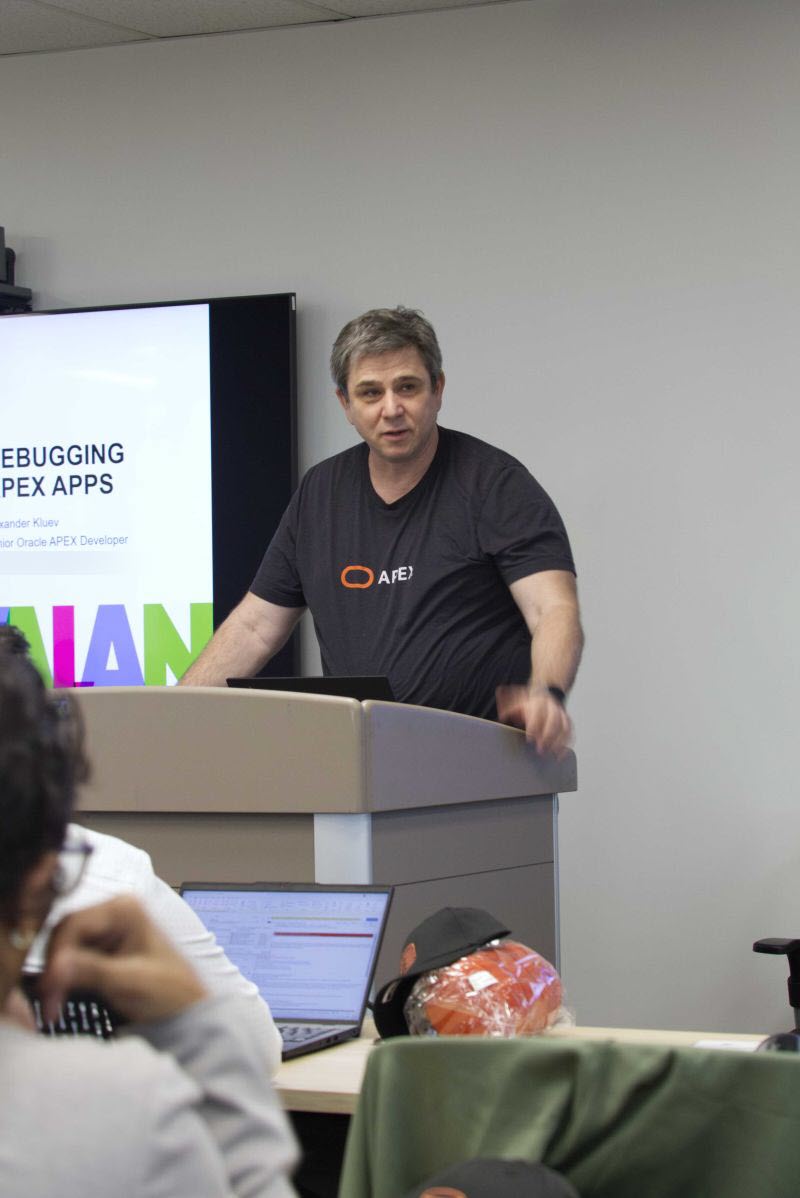 Alexander Kluev speaking at the Oracle APEX Bootcamp in Toronto